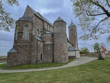 Polonya 'daki tek başkolej Kutsal Bakire Meryem ve Tum' daki St. Alexego (Leczyca ArchCollege) kilisesi 12. yüzyılda Leczyca 'da inşa edilmiştir..