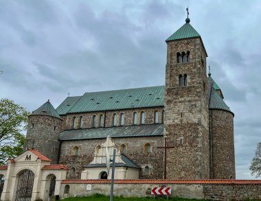 Polonya 'daki tek başkolej Kutsal Bakire Meryem ve Tum' daki St. Alexego (Leczyca ArchCollege) kilisesi 12. yüzyılda Leczyca 'da inşa edilmiştir..