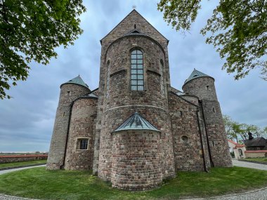 Polonya 'daki tek başüniversite Kutsal Bakire Meryem ve Tum' daki Aziz Alexego Başkoleji (Laczyca ArchCollege) 12. yüzyılda Leczyca 'da inşa edilen kilise..