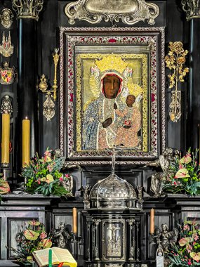 Czestochowa, Polonya, 19 Nisan 2024: Jasna Gora Manastırı: Czestochowa 'nın Siyah Madonna' sının şapeli ve muhteşem tablosu).
