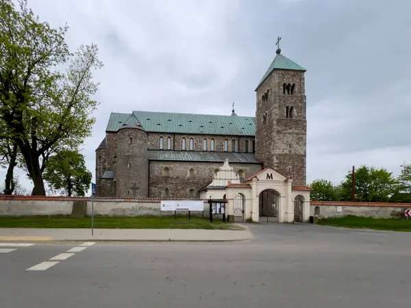 Polonya 'daki tek başkolej Kutsal Bakire Meryem ve Tum' daki St. Alexego (Leczyca ArchCollege) kilisesi 12. yüzyılda Leczyca 'da inşa edilmiştir..