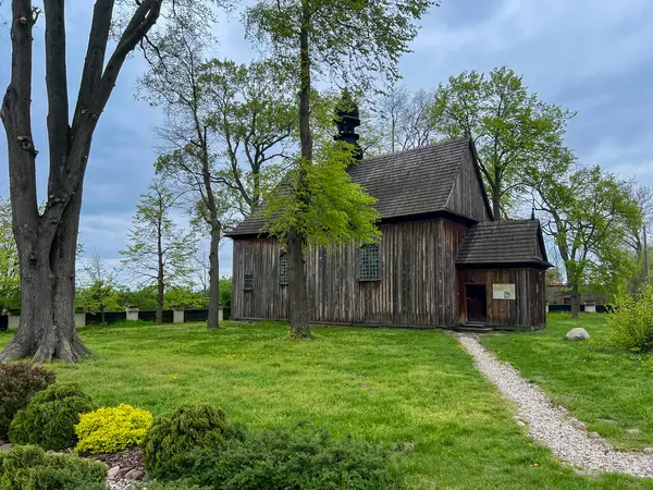 Polonya 'da Kutsal Bakire Meryem' in Başkoleji ve Tum 'daki St. Alexego' nun (Leczyca Archunivergiate) yanındaki eski ahşap kilise Leczyca 'da inşa edilmiştir..