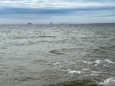 Baltık Denizi 'nden Puck Körfezi' ne görünen gemilerin girdiği Hel 'deki kumsalın bir parçası..