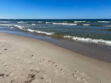 Polonya 'nın Karwia kentindeki sahil ilkbaharın başlarında Baltık Denizi' nde.