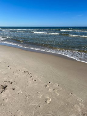 Polonya 'nın Karwia kentindeki sahil ilkbaharın başlarında Baltık Denizi' nde.