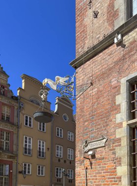 Gdansk belediyesinin binasında Smolna feneri var. Kartal şeklinde bir tutucu ve kartalın karnından çıkan yuvarlak bir kase.