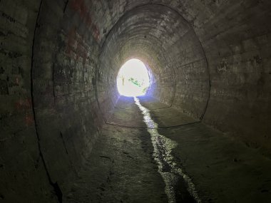 Chlapowska vadisinde tarihi bir yolun altındaki bir tünel. Baltık kıyısında yaklaşık 100 yıllık bir 