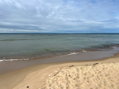 Mayıs ayı başlarında Polonya 'daki Puck Bay' de Hel 'de bir plaj..