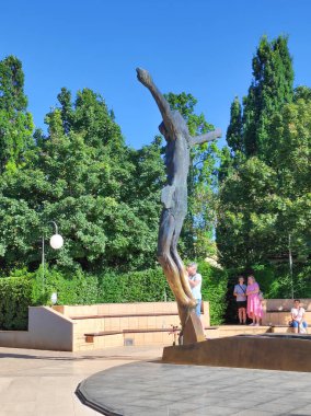 MEDJUGORJE, BOSNIA VE HERZEGOVINA, 10 Haziran 2024: Medjugorje 'deki Yükselen İsa heykeli,