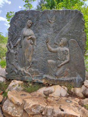Podbrdo, Bosna, 10 Haziran 2024: Bosna 'daki Medjugorje köyüne bakan Hayalet Tepesi, Podbrdo Dağı' ndaki tespihin neşeli gizemlerini temsil eden yardım. Açıklama.
