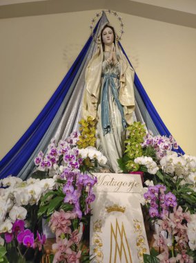 Medjugorje, Bosna-Hersek, 12 Haziran 2024: Bosna-Hersek 'in Mecugorye kentindeki St. James kilisesinde Bakire Meryem Heykeli.