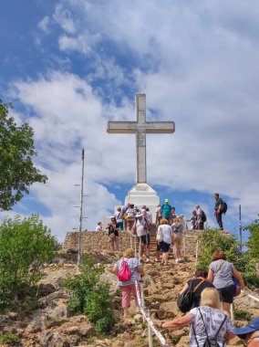 Medjugorje, Bosna-Hersek, 12 Haziran 2024: Bosna-Hersek 'in Mecugorye kentindeki Haç yolunun tepesindeki haç.