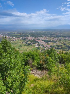 Bosna-Hersek 'in Medjugorje kentindeki Cross Hill İstasyonları' nın tepesinden St. Jacob Kilisesi 'ne doğru bakın..