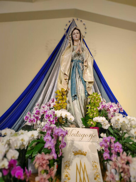 Меджугорье, Босния и Герцеговина, 12 июня 2024 года: Статуя Девы Марии в церкви Святого Иакова в Меджугорье, Босния и Герцеговина.