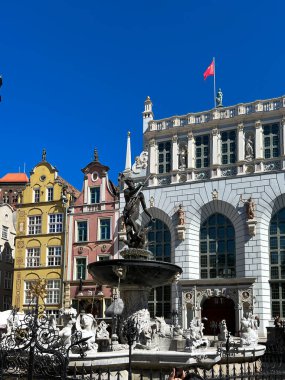 Gdansk, Polonya, 12 Mayıs 2024: Polonya 'nın eski Gdnsk kentinde Neptün ile Çeşme.
