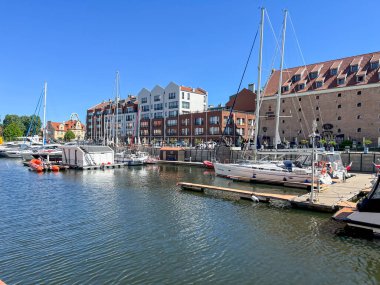 Gdansk, Polonya, 12 Mayıs 2024: Polonya 'nın Gdansk kentindeki Motlawa Nehri üzerindeki tarihi binalar. Turistler tarafından ziyaret edilen eski şehir, yürüyüş ve dinlenme alanları.