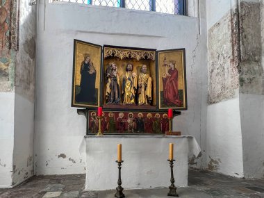 Gdansk, Polonya, 12 Mayıs 2024: Gdansk 'taki St. Mary Bazilikası - iç mekanın bir parçası. St. Jadwiga 'nın yan sunağı (yaklaşık 1435).