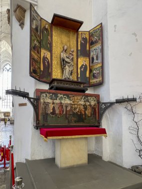 Gdask, Polonya, 12 Mayıs 2024: Gdansk 'taki St. Mary Bazilikası - iç mekanın bir parçası. Süslü, tarihi, Rahip Kardeşliği Sunağı (15. yüzyıl).