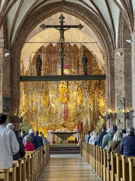 Stock image Gdansk, Poland, May 12, 2024: Amber altar in the church of St. Bridget in Gdansk, Poland. Patriotic traditions were cultivated in the church.