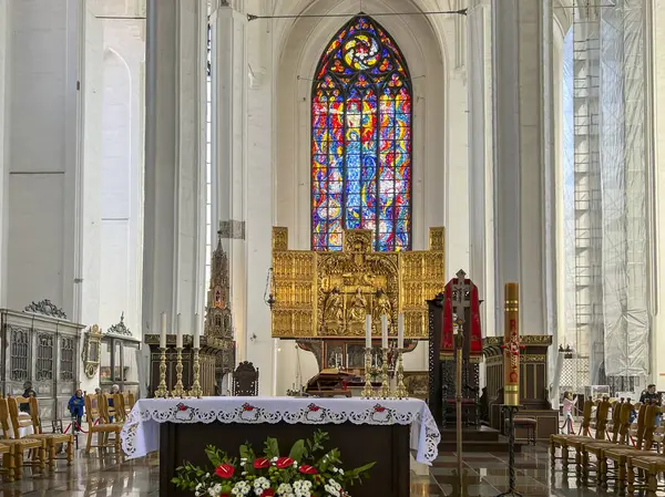 Gdansk, Polonya, 12 Mayıs 2024: Gdansk 'taki St. Mary Bazilikası. Ana sunak, katedral ve arkadaki vitray..