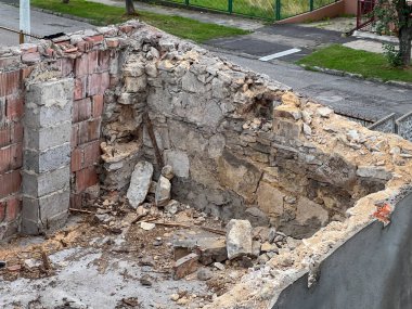 Kalan binalar arasında eski çiftlik binalarının yıkılması.
