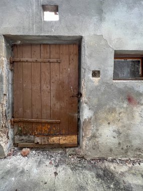 Bu odaların yıkımından önceki dönemde çok yıpranmış eski kamu hizmetleri odalarının kapıları..