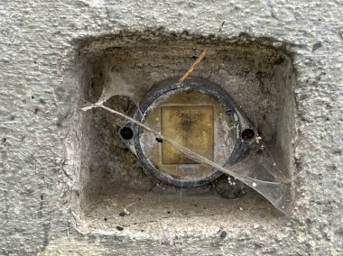 Eski elektrik prizi ve elektrik şalteri, yıkım için programlanmış..