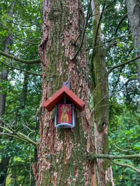 Polonya 'da Czestochowa yakınlarındaki Blachownia' da bir parkta, üzerinde Lichen Leydisi 'nin resmi bulunan mütevazı bir şapel..