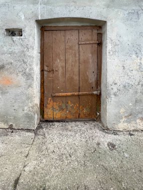 Bu odaların yıkımından önceki dönemde çok yıpranmış eski kamu hizmetleri odalarının kapıları..