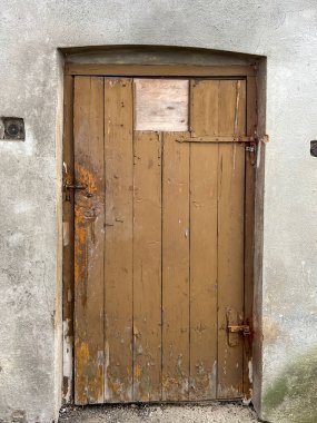 Bu odaların yıkımından önceki dönemde çok yıpranmış eski kamu hizmetleri odalarının kapıları..