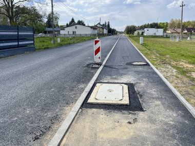 Sokaklar ve kaldırımlar asfaltın son katmanı için hazırlandı..