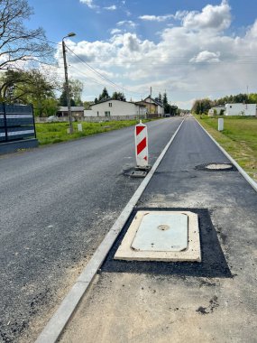 Sokaklar ve kaldırımlar asfaltın son katmanı için hazırlandı..
