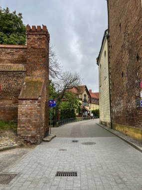 Chelmno, Polonya, 6 Mayıs 2024: Polonya 'nın Chelmno kentindeki belediye binası Grudziadzka Kapısından görülebilir.