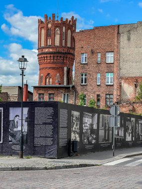 Chelmno, Polonya, 6 Mayıs 2024: Chelmno, Polonya 'da Dominikanska Caddesi' ndeki tuğladan yapılmış eski su kulesi.