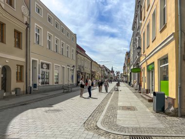 Chelmno, Polonya, 6 Mayıs 2024: Chelmno, Polonya 'nın ana caddelerinden biri. Tarihi binaları, aşıkların şehri olan küçük bir kasabanın sakin hayatı..