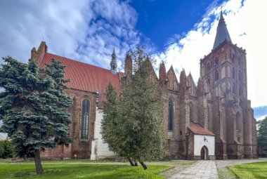 Polonya 'nın Chelmno şehrinde 1280-1320 yılları arasında inşa edilen Kutsal Bakire Meryem Kilisesi..