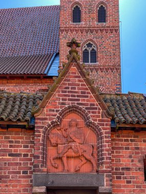 Malbork, Polonya 'daki Tötonik Düzen Kalesi, Malbork Kalesi olarak da bilinir. Kale kilisesinin dış duvarındaki Meryem figürü..