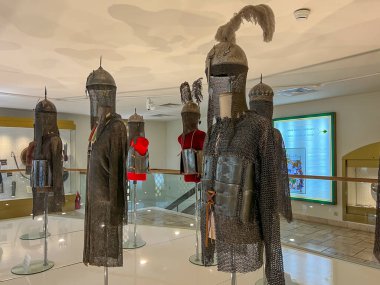 Malbork, Polonya, 07 Mayıs 2024: Malbork Kalesi, Polonya. Tötonik ve diğer zırhlar kalenin odalarından birinde toplandı..