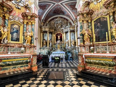 Swieta Anna, Polonya, 23 Temmuz 2024: St. Anne Kilisesi ve Swieta Anna, Polonya 'daki Dominikli rahibeler manastırı. Kilisenin içinde ana sunak görünür..