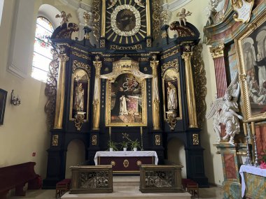 Gidle, Polonya, 23 Temmuz 2024: Polonya 'nın Gidle kentinde Kutsal Bakire Meryem' in Zemini Bazilikası. Eski Barok iç mimarisi, sunak..