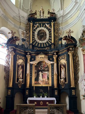 Gidle, Polonya, 23 Temmuz 2024: Polonya 'nın Gidle kentinde Kutsal Bakire Meryem' in Zemini Bazilikası. Eski Barok iç mimarisi, sunak..