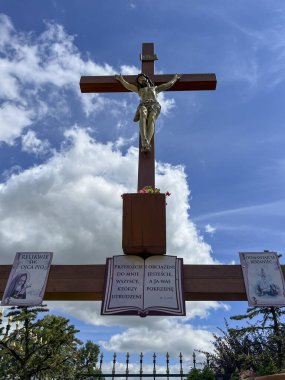 Siedlec, Polonya, 23 Temmuz 2024: Siedlec 'teki Przeprosna Gorka' da bulunan Aziz Padre Pio mabedi. Alt kilisenin girişinden geç..