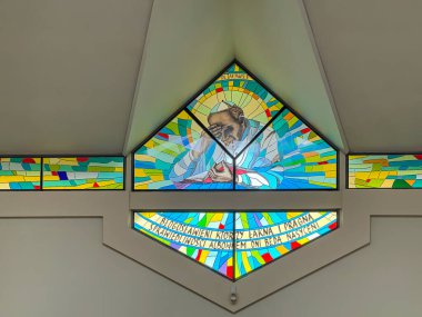 Siedlec, Polonya, 23 Temmuz 2024: Czestochowa yakınlarındaki Przeprosna Gorka 'da Aziz Padre Pio Mabedi. Yukarıdaki kilisede kutsanmış camdan pencereler: 