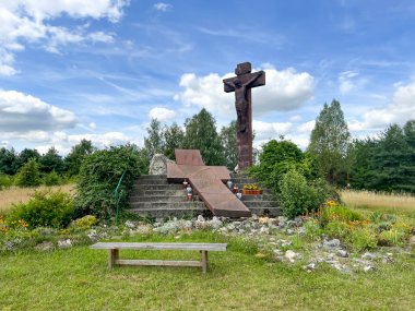 Siedlec, Polonya, 23 Temmuz 2024: Siedlec 'teki Przeprosna Gorka' da bulunan Aziz Padre Pio mabedi. Peder Pio ile Haç Yolu, İstasyon 12. İsa çarmıhta ölür.