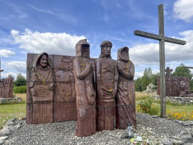 Siedlec, Polonya, 23 Temmuz 2024: Siedlec 'teki Przeprosna Gorka' da bulunan Aziz Padre Pio mabedi. Peder Pio ile Haç Yolu, İstasyon 10. İsa giysilerini çıkardı..