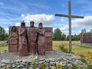 Siedlec, Polonya, 23 Temmuz 2024: Siedlec 'teki Przeprosna Gorka' da bulunan Aziz Padre Pio mabedi. Peder Pio ile Haç Yolu, İstasyon 10. İsa giysilerini çıkardı..