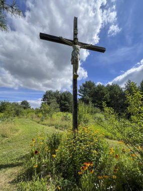 Aziz Peder Pio 'nun Mabedi - Siedlec' teki Przeprosna Gorka 'da bir mabet. Sığınak 'ın arazisinde tahta haç.