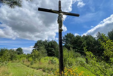 Aziz Peder Pio 'nun Mabedi - Siedlec' teki Przeprosna Gorka 'da bir mabet. Sığınak 'ın arazisinde tahta haç.