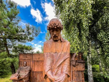 Siedlec, Polonya, 23 Temmuz 2024: Siedlec 'teki Przeprosna Gorka' da bulunan Aziz Padre Pio mabedi. Peder Pio ile Haç Yolu, İstasyon 1. İsa ölüm cezasına çarptırıldı.