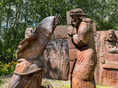 Siedlec, Polonya, 23 Temmuz 2024: Siedlec 'teki Przeprosna Gorka' da bulunan Aziz Padre Pio mabedi. Peder Pio ile Haç Yolu, İstasyon 6. Weronika İsa 'nın yüzünü siliyor..